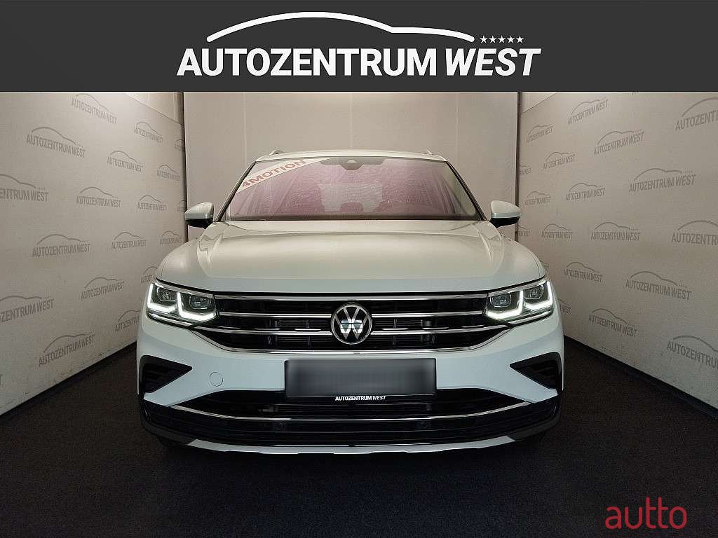 2021' Volkswagen Tiguan photo #2