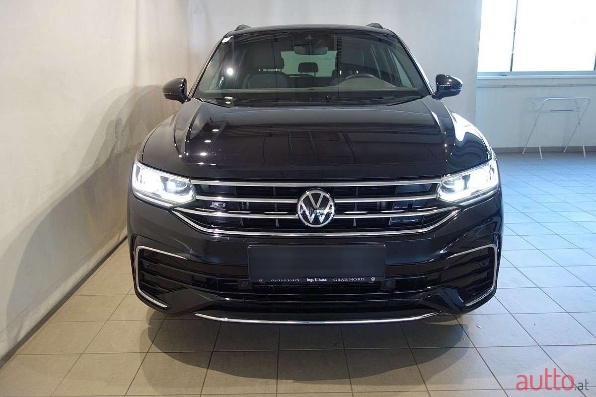 2021' Volkswagen Tiguan photo #2