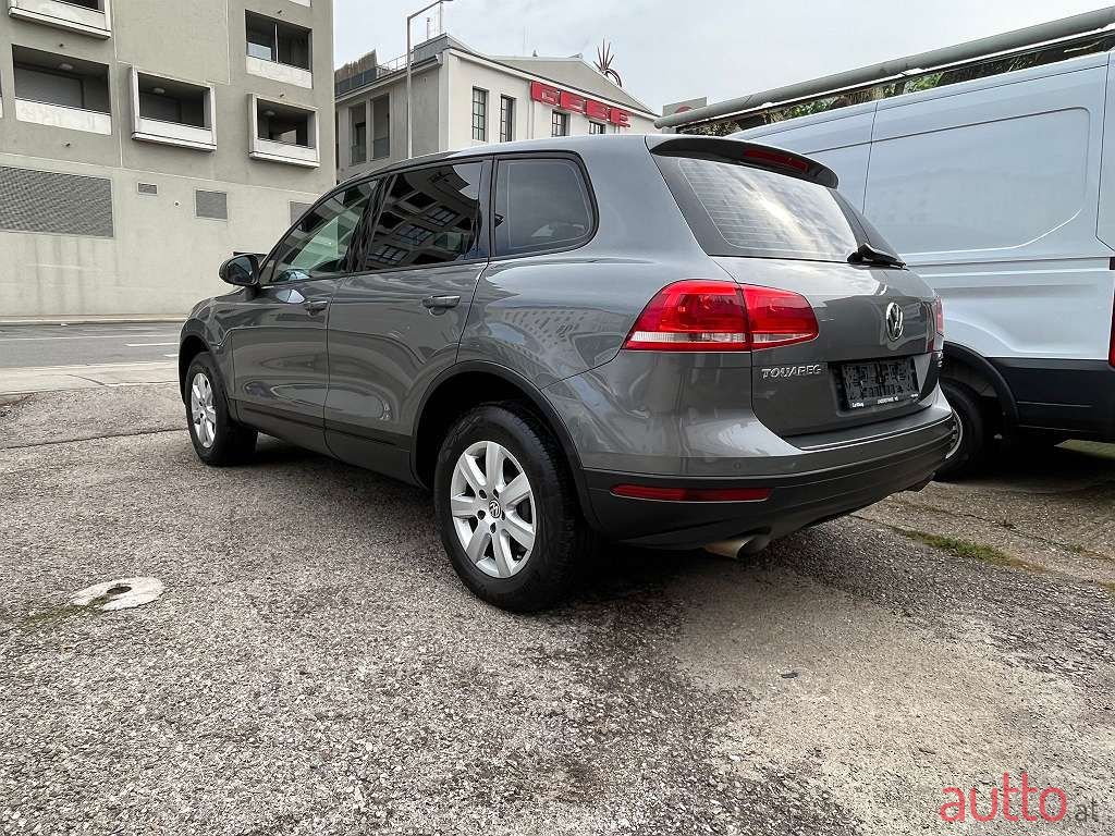 2016' Volkswagen Touareg photo #5