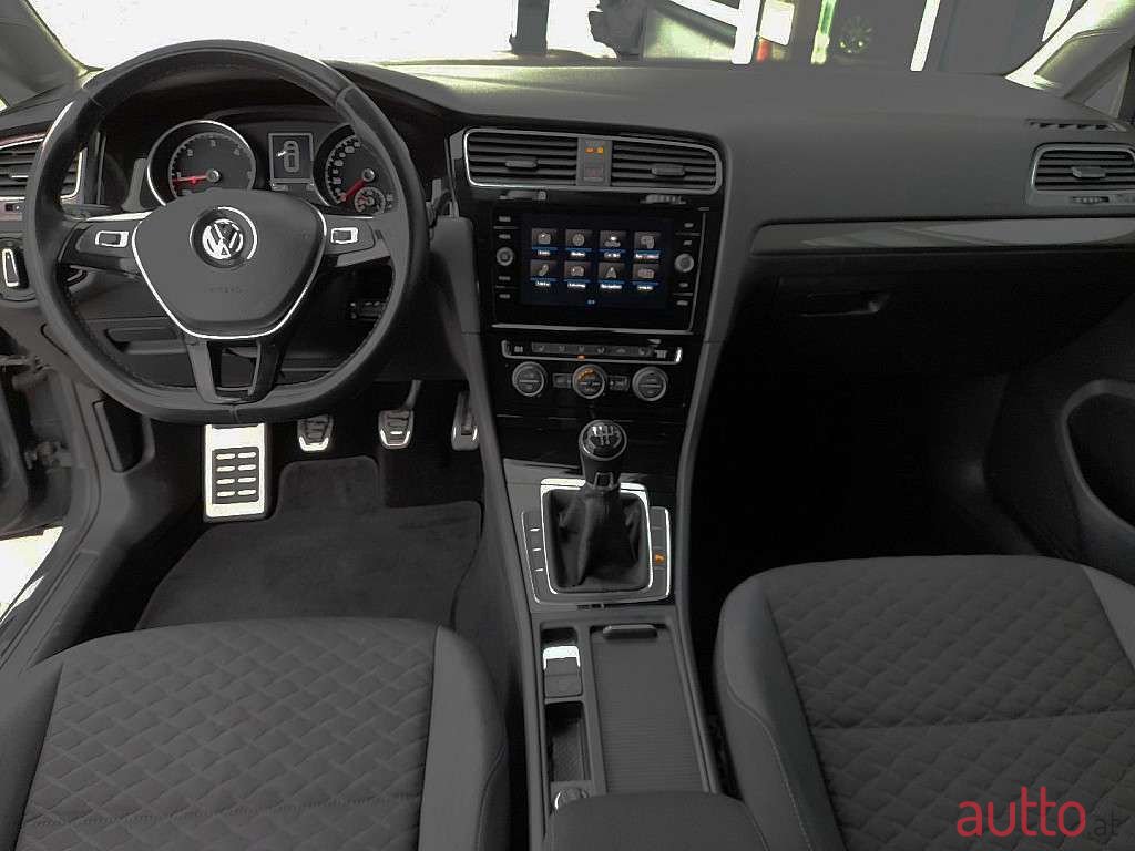 2018' Volkswagen Golf photo #2