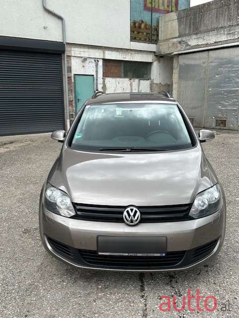 2011' Volkswagen Golf photo #2