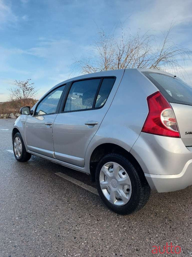 2009' Dacia Sandero photo #6