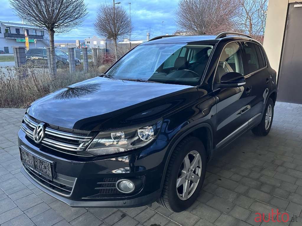 2011' Volkswagen Tiguan photo #1