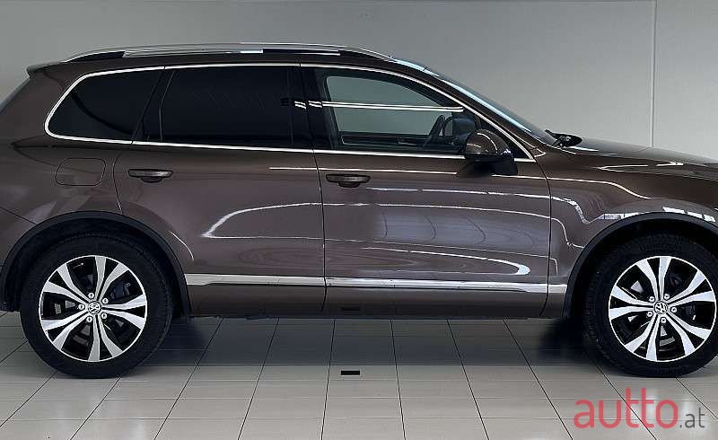 2012' Volkswagen Touareg photo #4