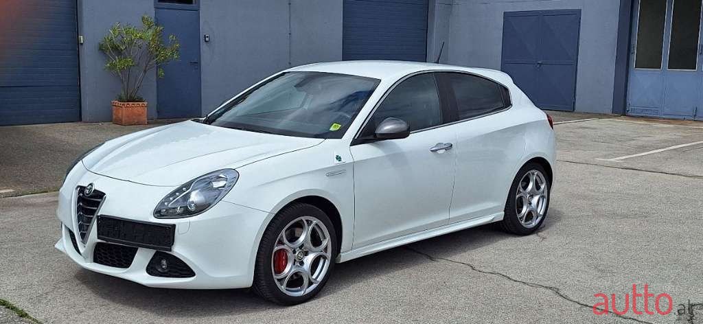 2011' Alfa Romeo Giulietta photo #3