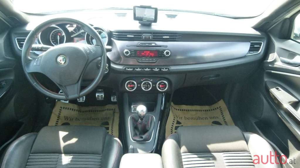 2014' Alfa Romeo Giulietta photo #2