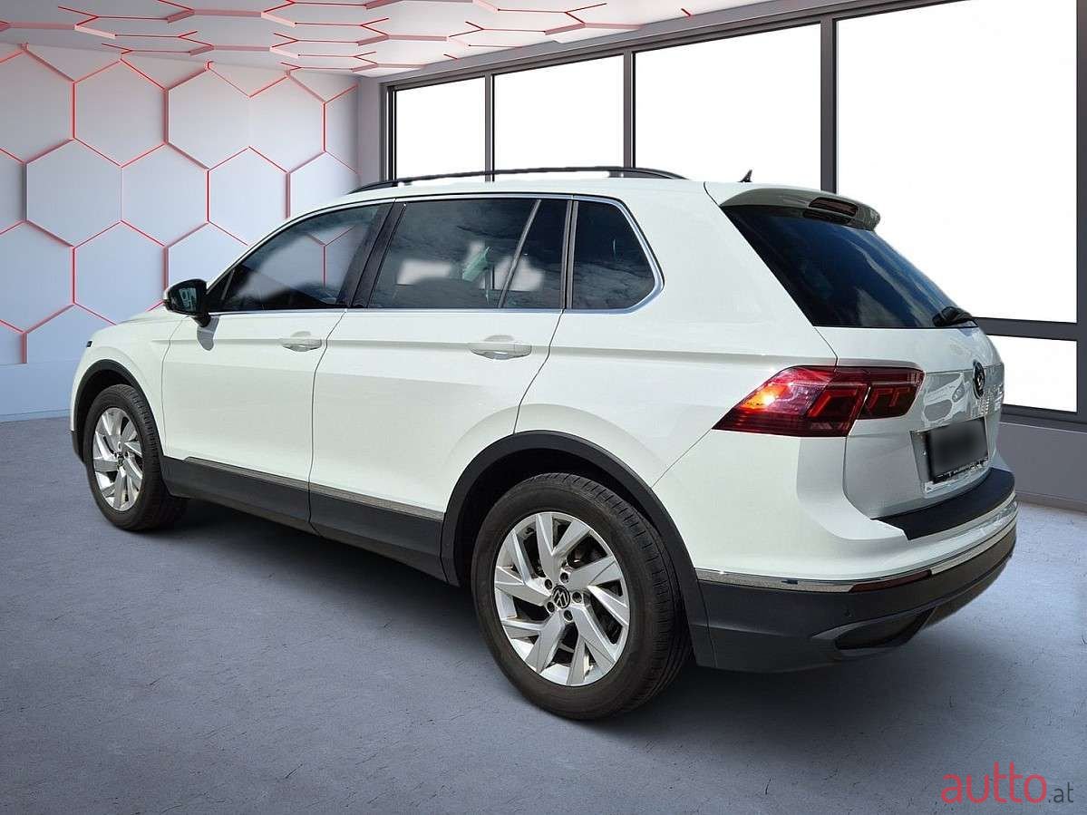 2021' Volkswagen Tiguan photo #5