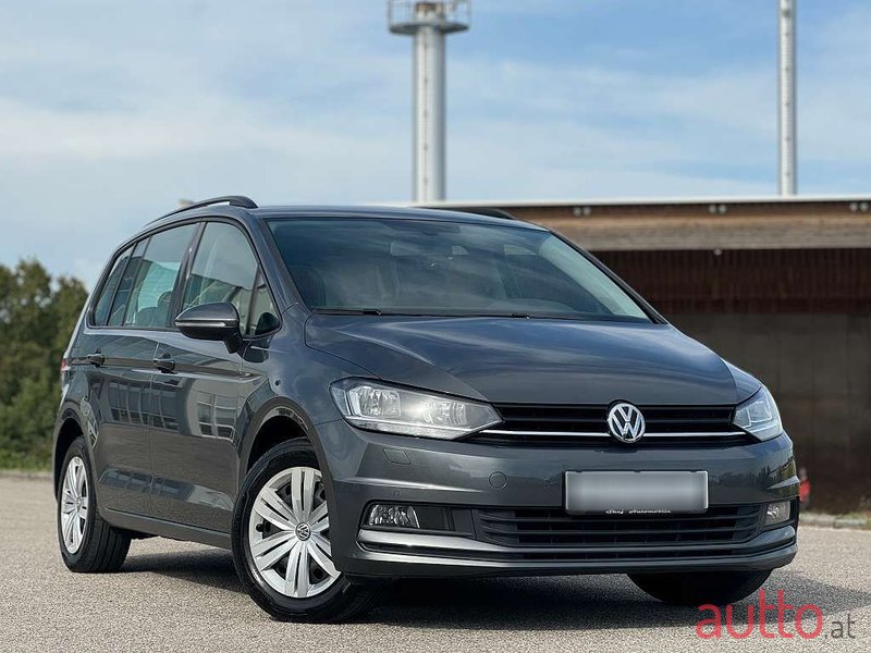 2019' Volkswagen Touran photo #2