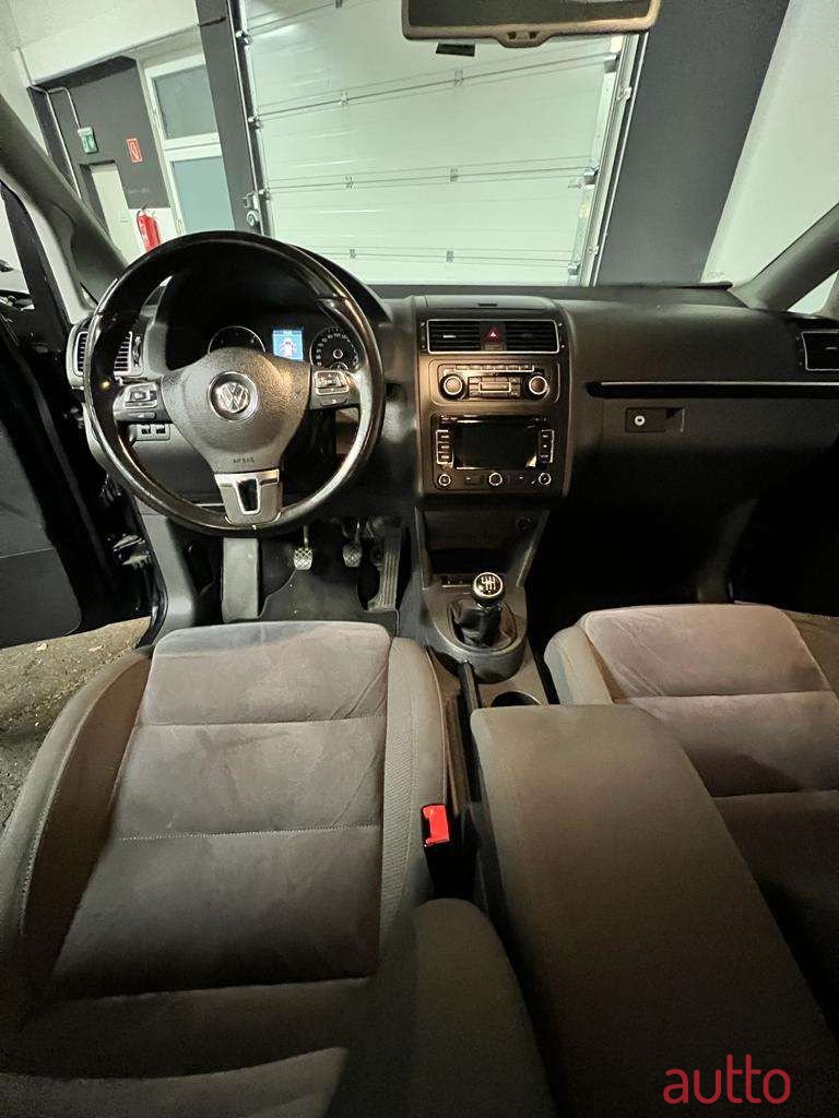 2011' Volkswagen Touran photo #5