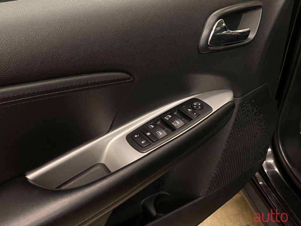 2012' Fiat Freemont photo #6