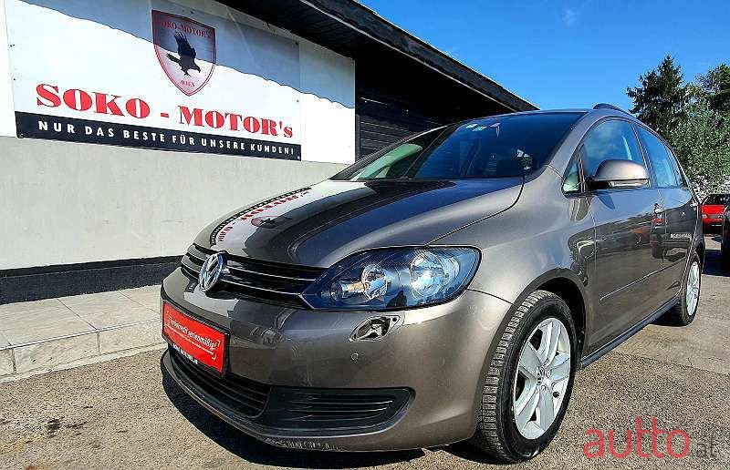 2009' Volkswagen Golf photo #1