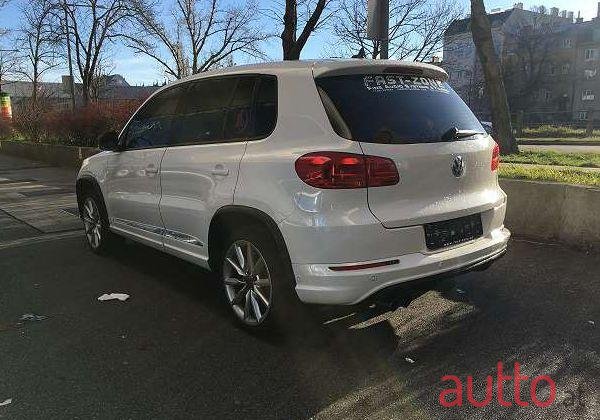 2011' Volkswagen Tiguan photo #2