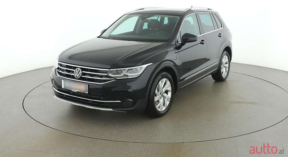 2021' Volkswagen Tiguan photo #1