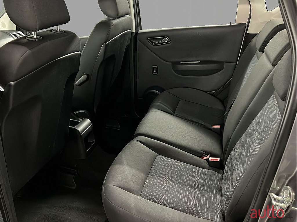 2011' Mercedes-Benz A-Klasse photo #4