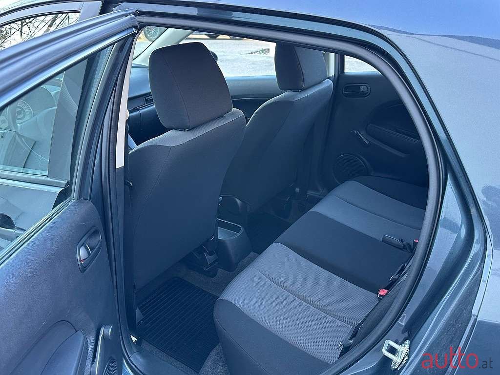 2010' Mazda Mazda2 photo #5