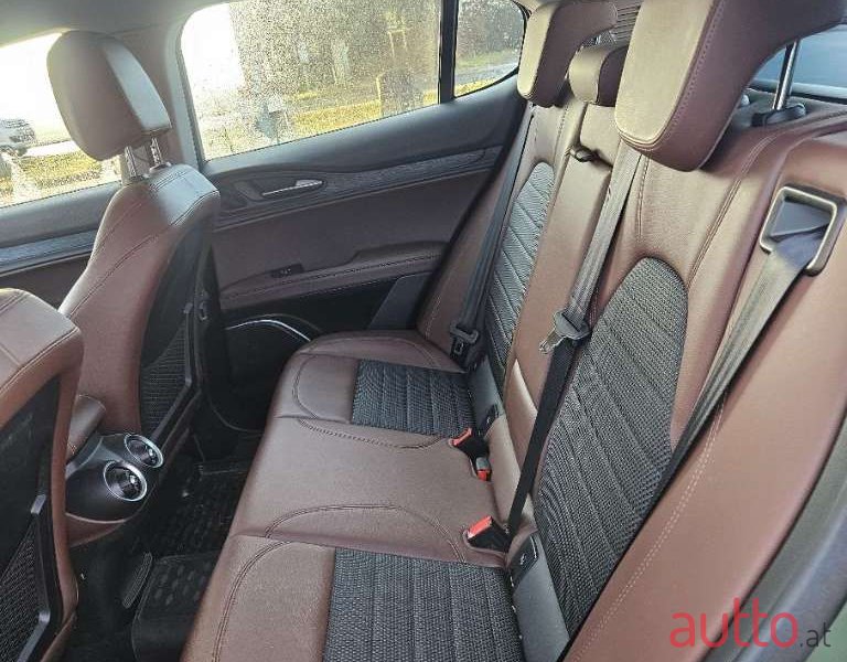 2019' Alfa Romeo Stelvio photo #5