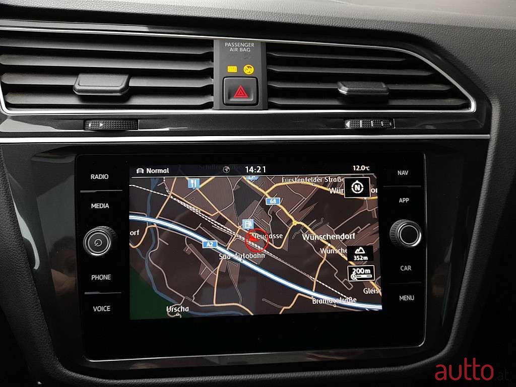 2019' Volkswagen Tiguan photo #3