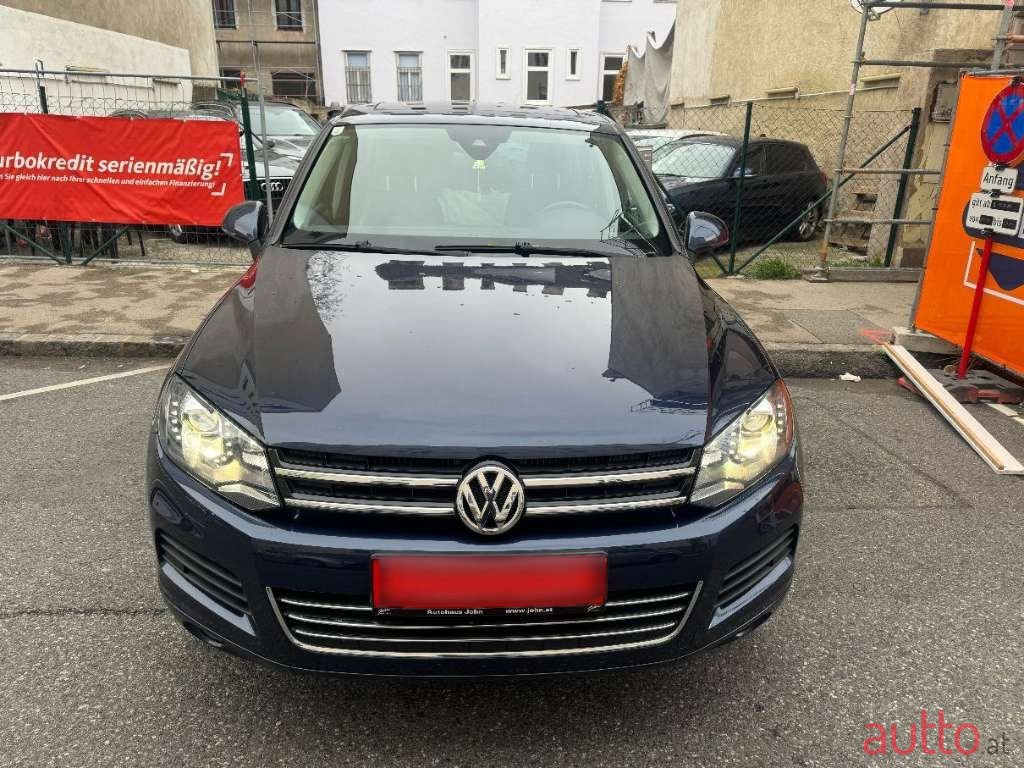 2010' Volkswagen Touareg photo #3