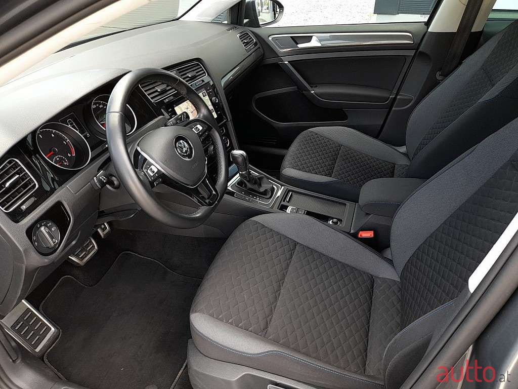 2019' Volkswagen Golf photo #2