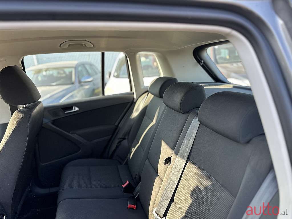 2011' Volkswagen Tiguan photo #6
