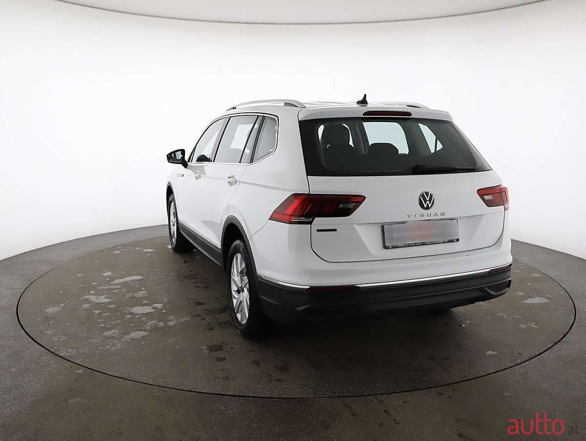 2023' Volkswagen Tiguan photo #3