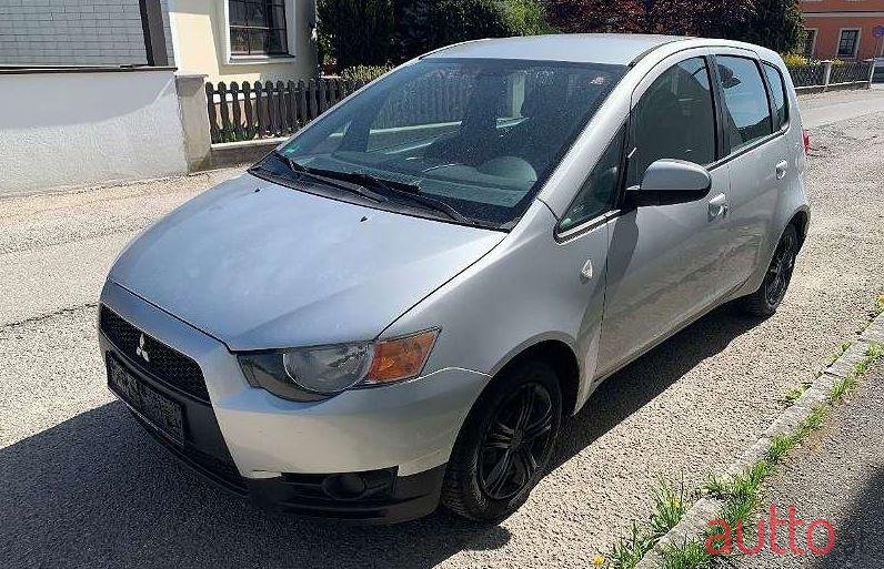 2009' Mitsubishi Colt photo #2