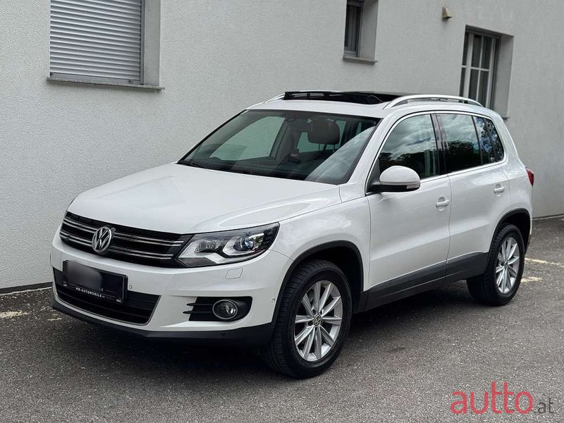 2011' Volkswagen Tiguan photo #2