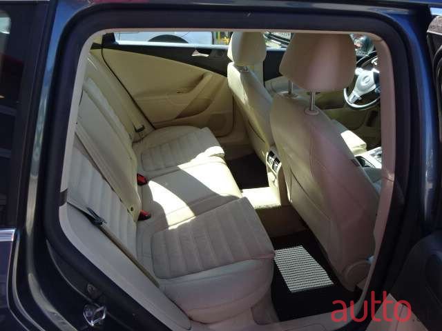 2010' Volkswagen Passat photo #3