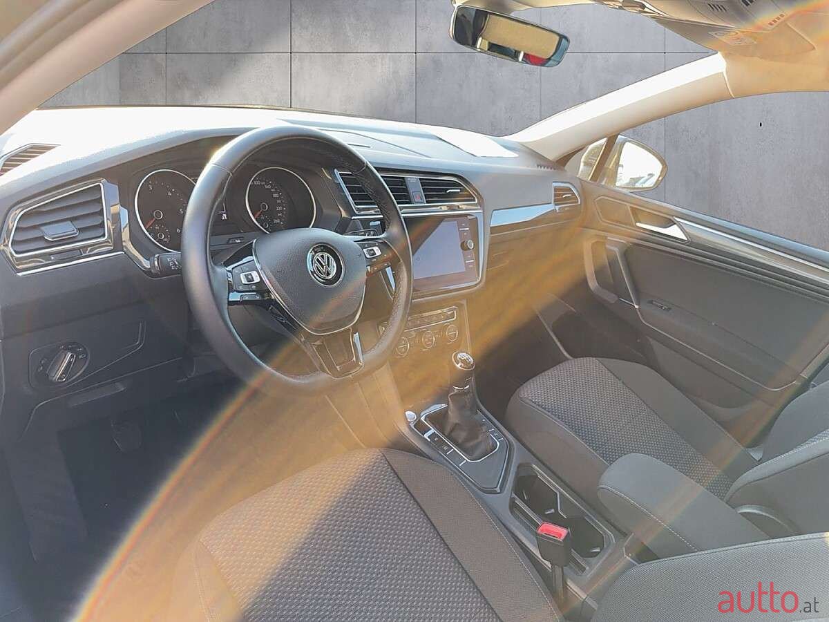 2019' Volkswagen Tiguan photo #6