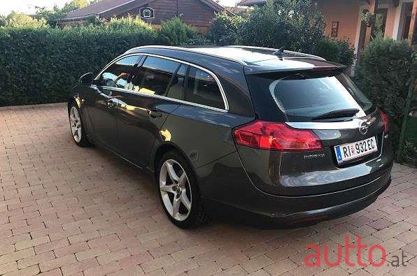 2010' Opel Insignia photo #2