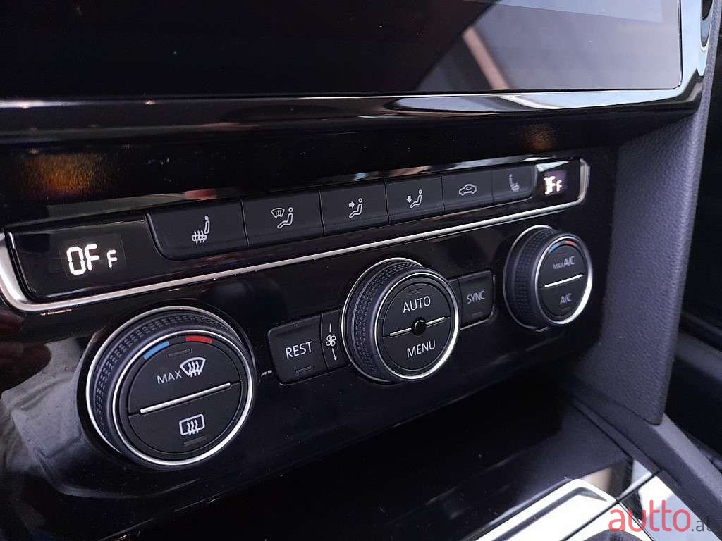 2019' Volkswagen Passat photo #5