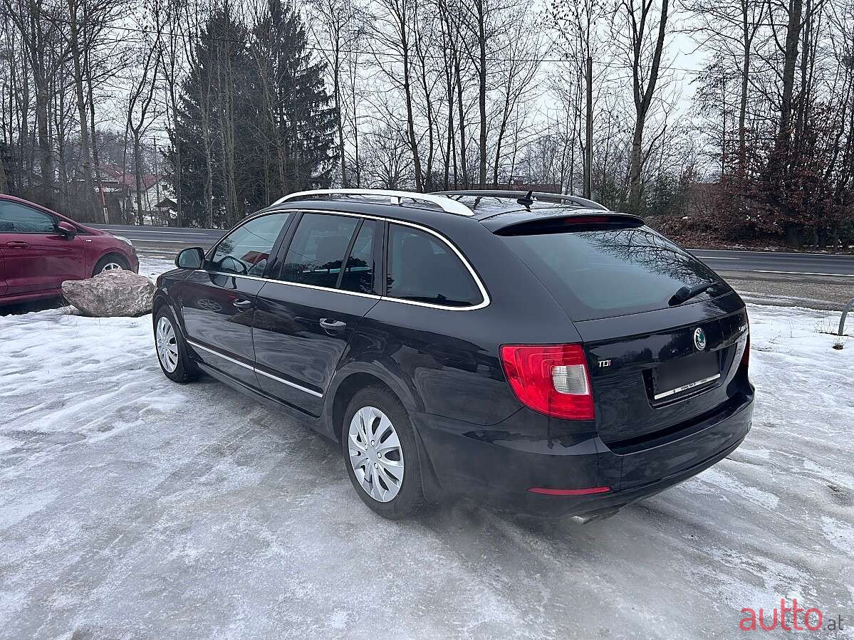 2011' Skoda Superb photo #5