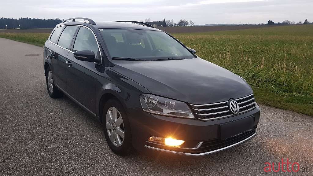 2011' Volkswagen Passat photo #2