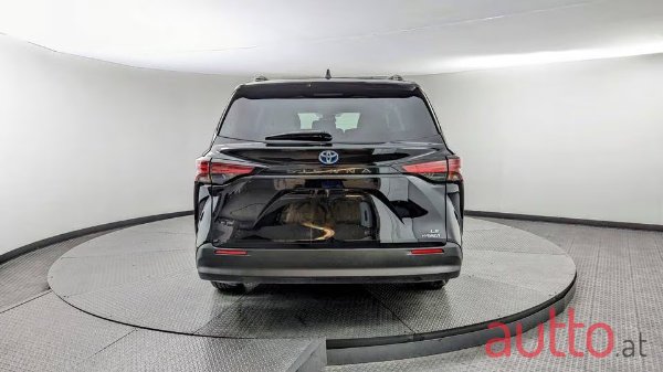 2021' Toyota Sienna HYBRID LE photo #4