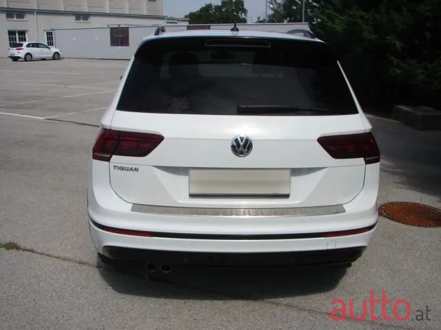 2020' Volkswagen Tiguan photo #4