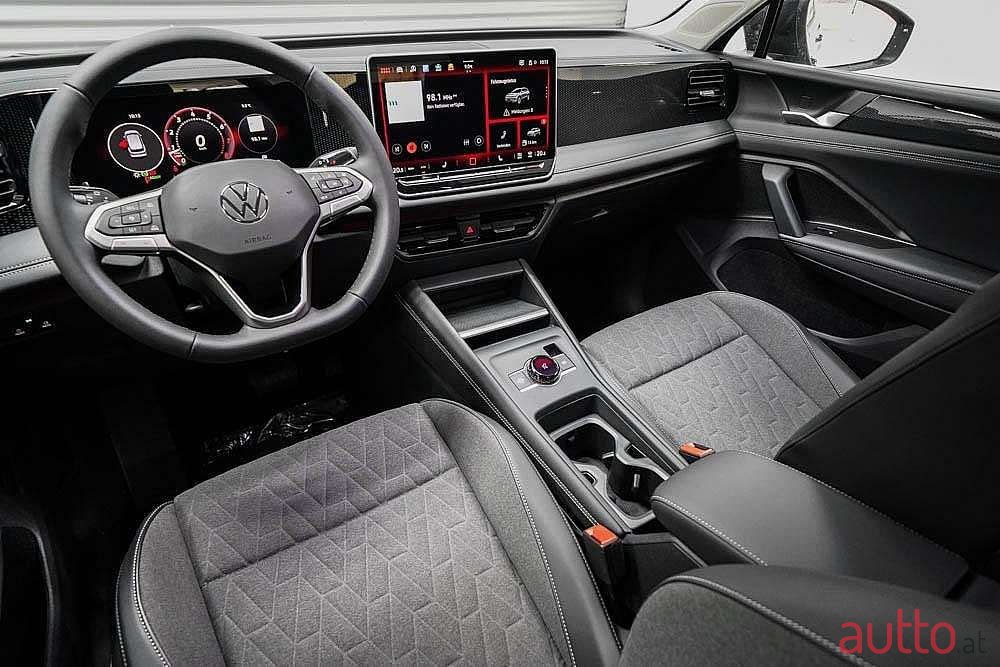2024' Volkswagen Tiguan photo #6