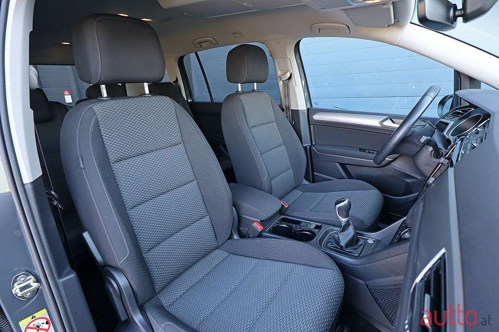 2022' Volkswagen Touran photo #5