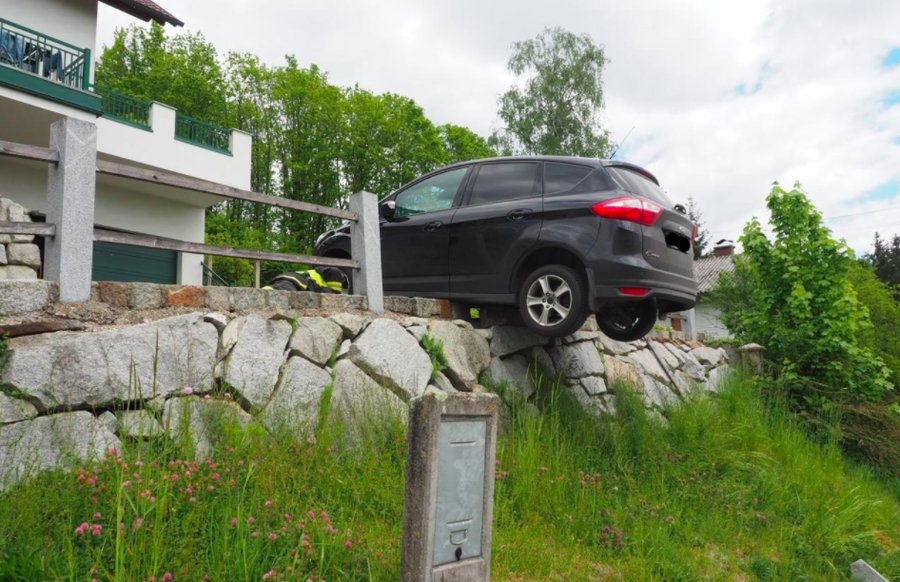Auto ohne Lenker stürzte fast über eine Mauer