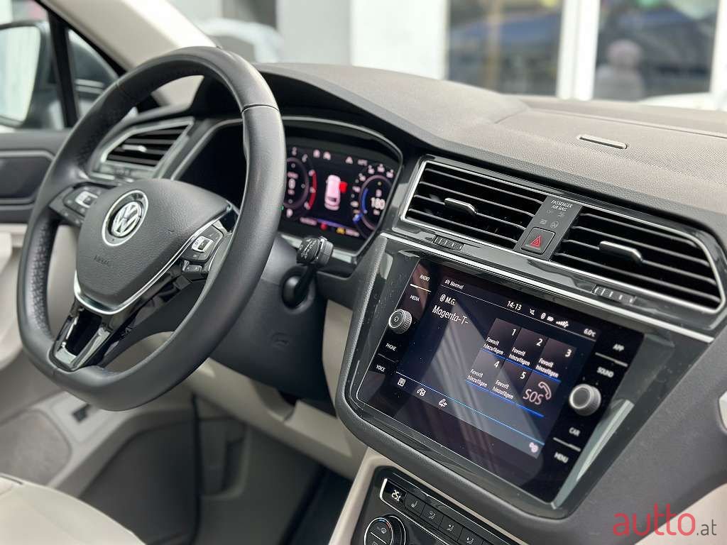 2020' Volkswagen Tiguan photo #3