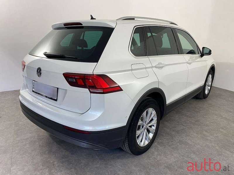 2019' Volkswagen Tiguan photo #3