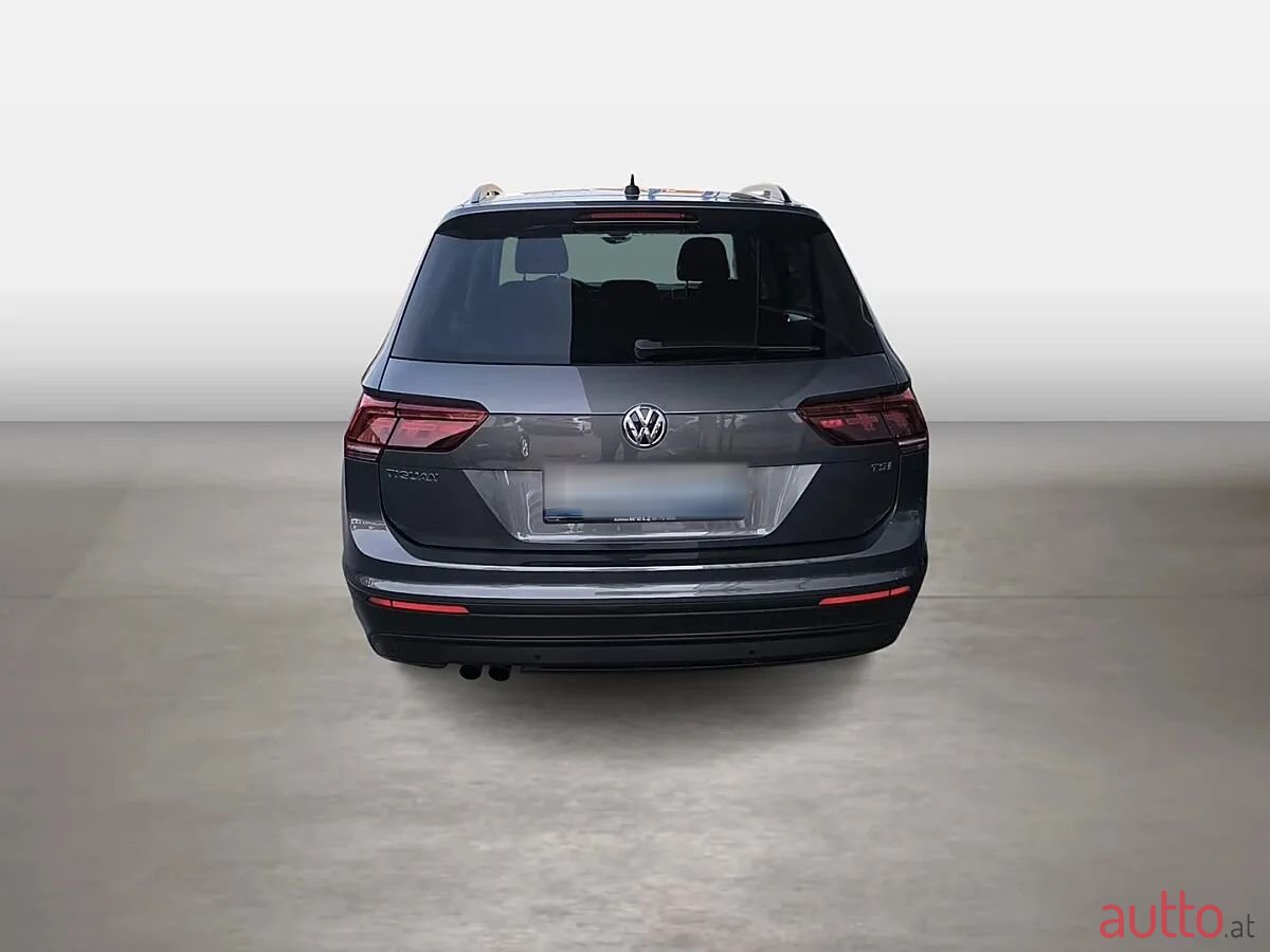 2017' Volkswagen Tiguan photo #5