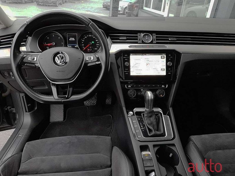 2019' Volkswagen Passat photo #2