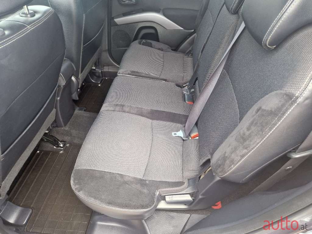 2010' Mitsubishi Outlander photo #5