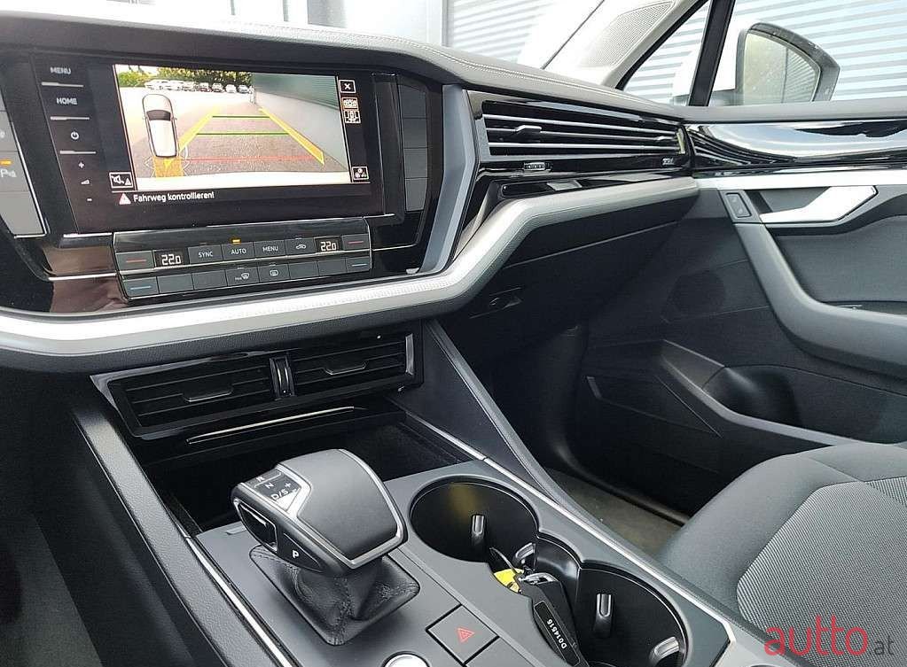 2019' Volkswagen Touareg photo #6