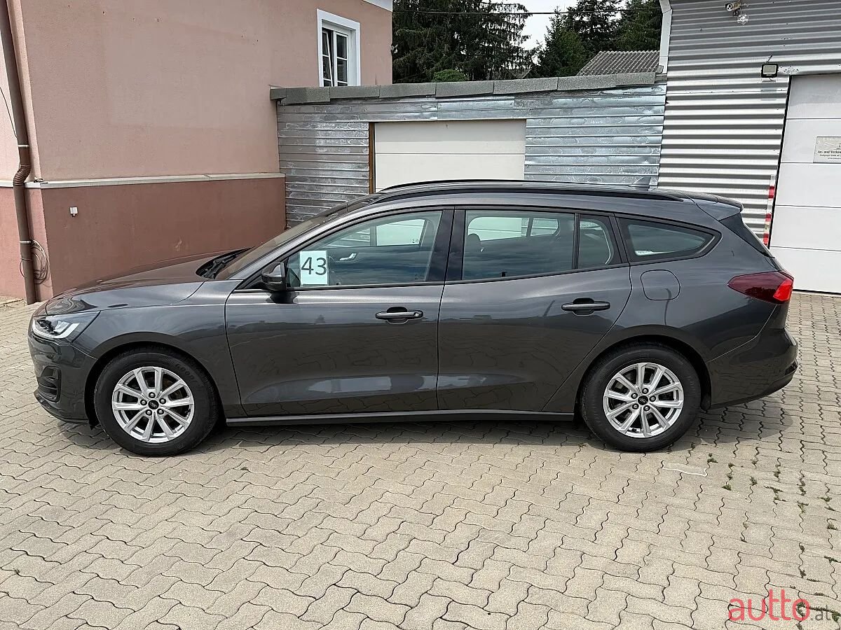 2022' Ford Focus photo #2