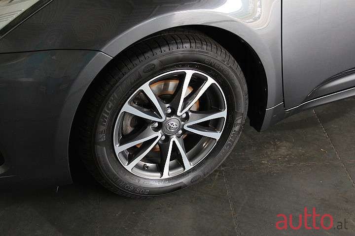 2017' Toyota Avensis photo #5