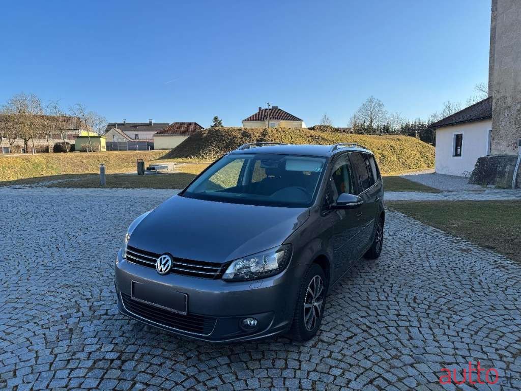 2014' Volkswagen Touran photo #2