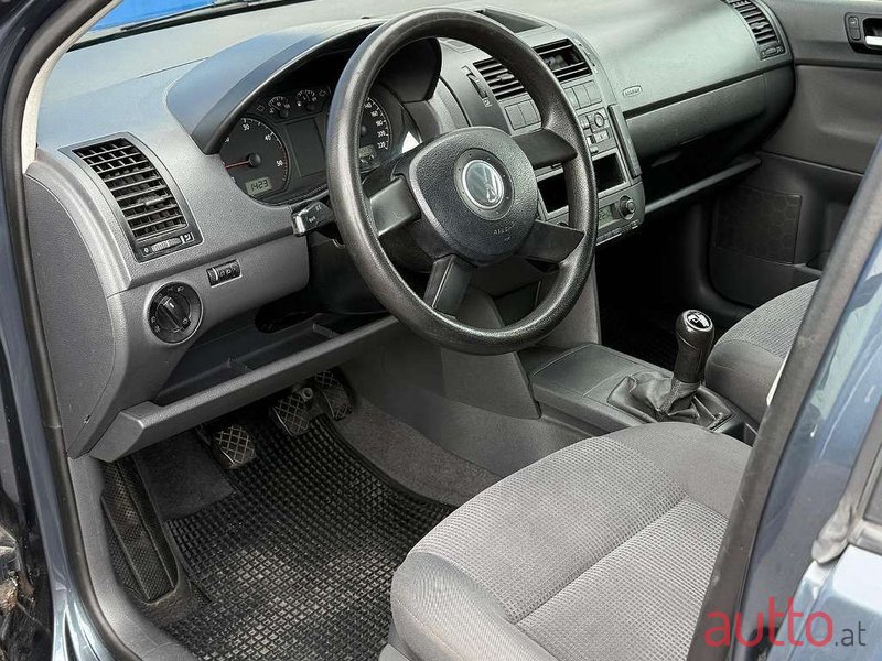 2004' Volkswagen Polo photo #2