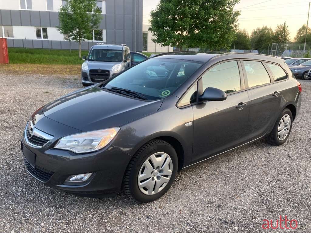 2011' Opel Astra photo #1