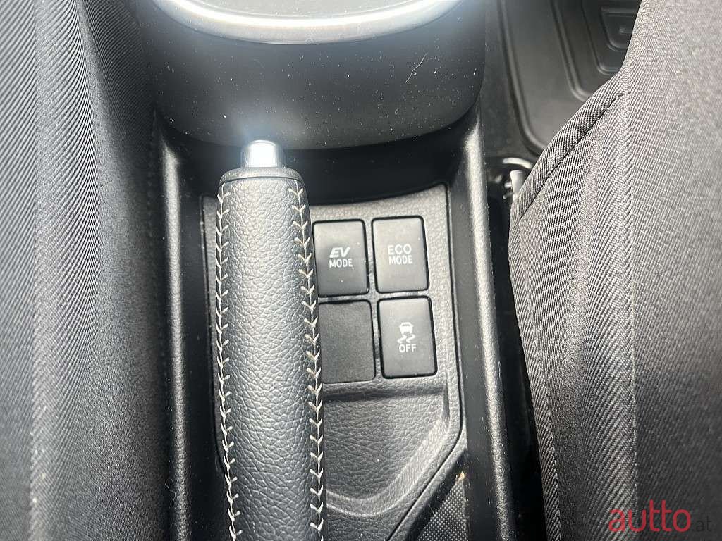 2020' Toyota Yaris photo #6